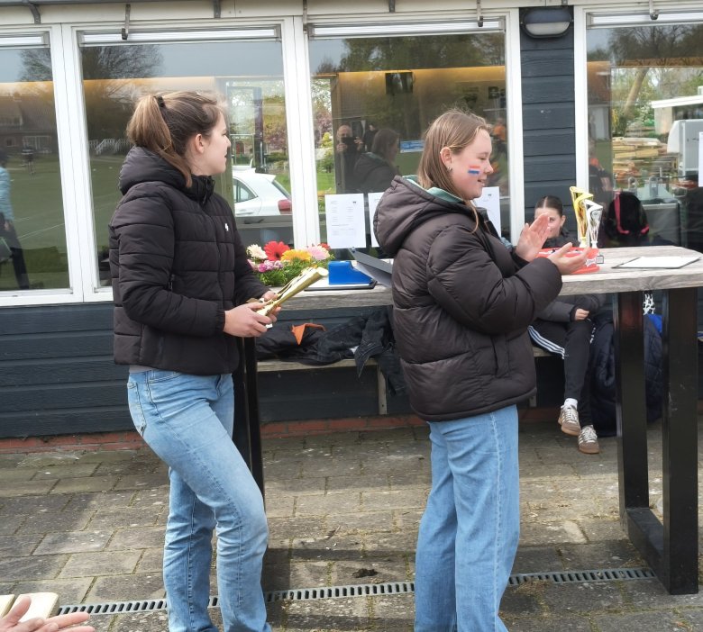 Rigt en Kristia rêde har mei de prizen.jpg